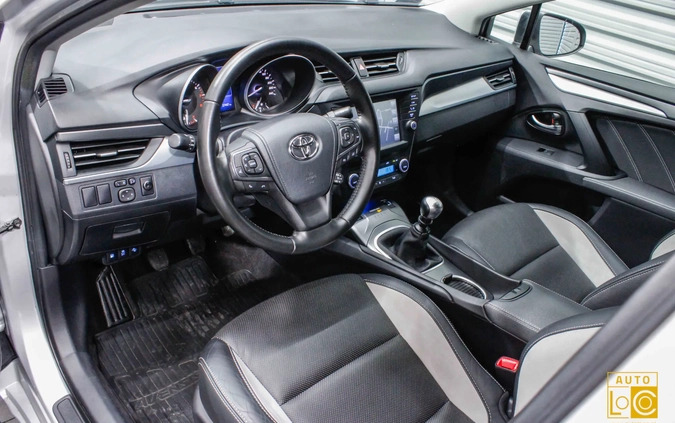 Toyota Avensis cena 77777 przebieg: 28900, rok produkcji 2016 z Stryków małe 562